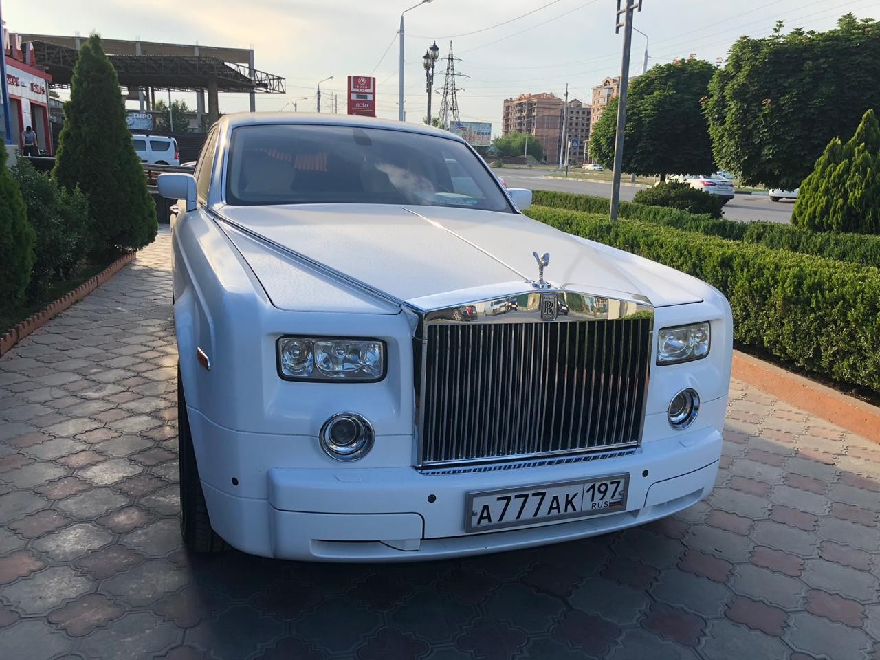 Аренда Rolls-Royce Phantom представительского класса с водителем в  Владикавказе по цене от 6000 рублей в час | REQCAR.COM